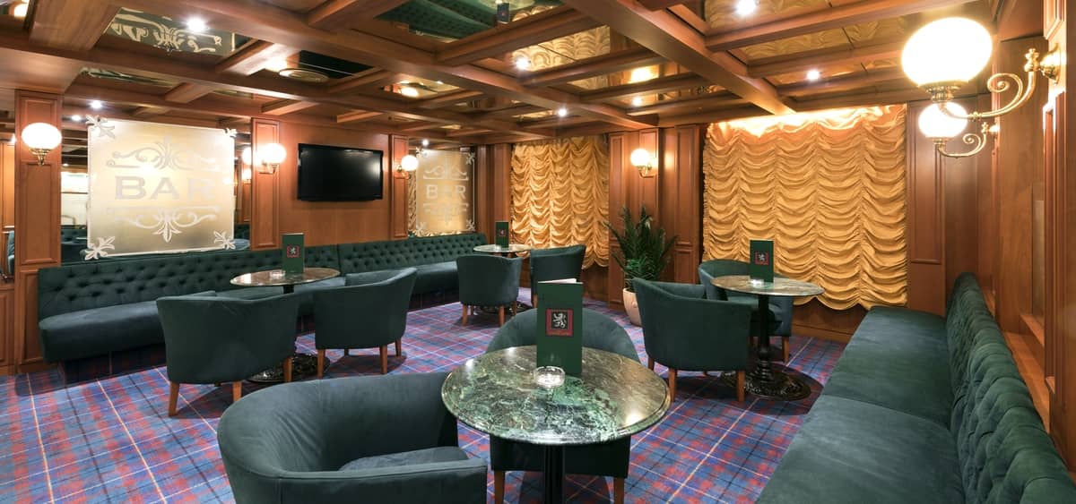 1- THE WHITE LION PUB <br> THE AUTHENTIC BRITISH PUB