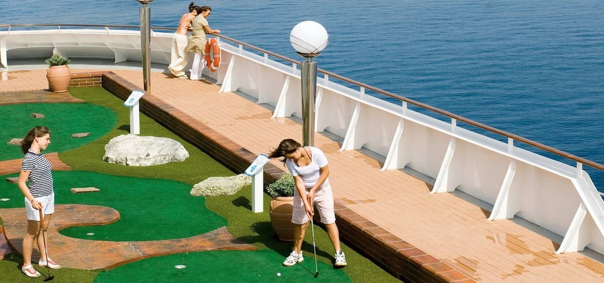 1- MINIGOLF <br> FUN AND SWING WITH OCEAN VIEWS