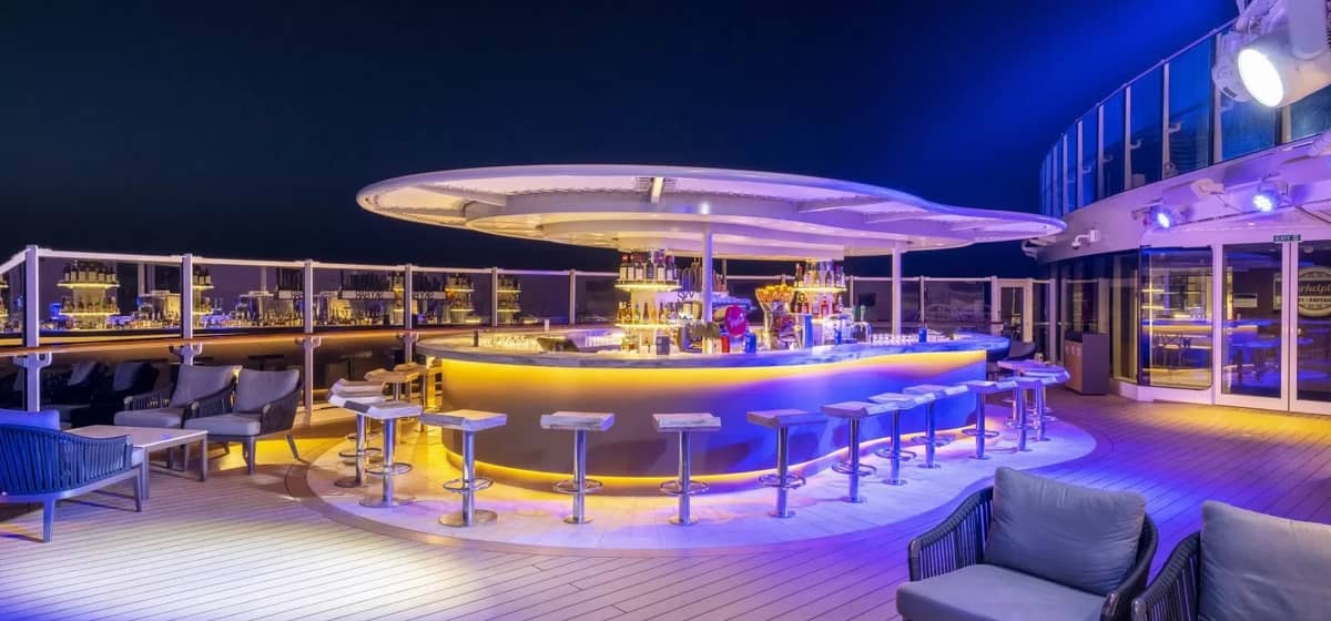 4- SKY BAR <br> RELAXED SETTING WITH PANORAMIC HORIZON VIEWS