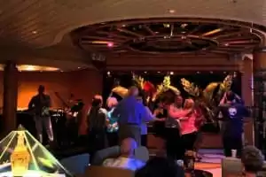 Spectacles et animations dans les divers salons (Boleros, On Air Club, Star Lounge)