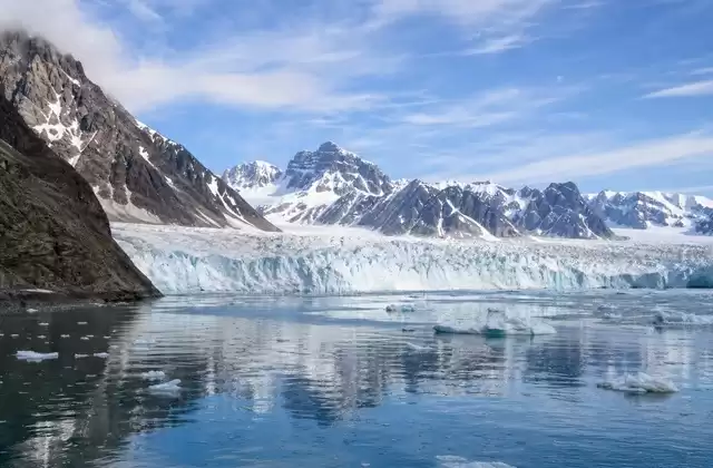 Facing the Kongsfjord glaciers