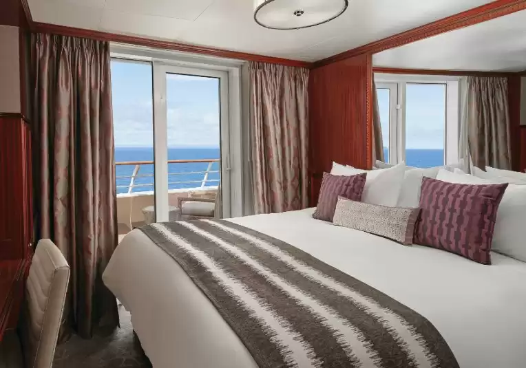 Penthouse suite with master bedroom and large balcony (Stern)